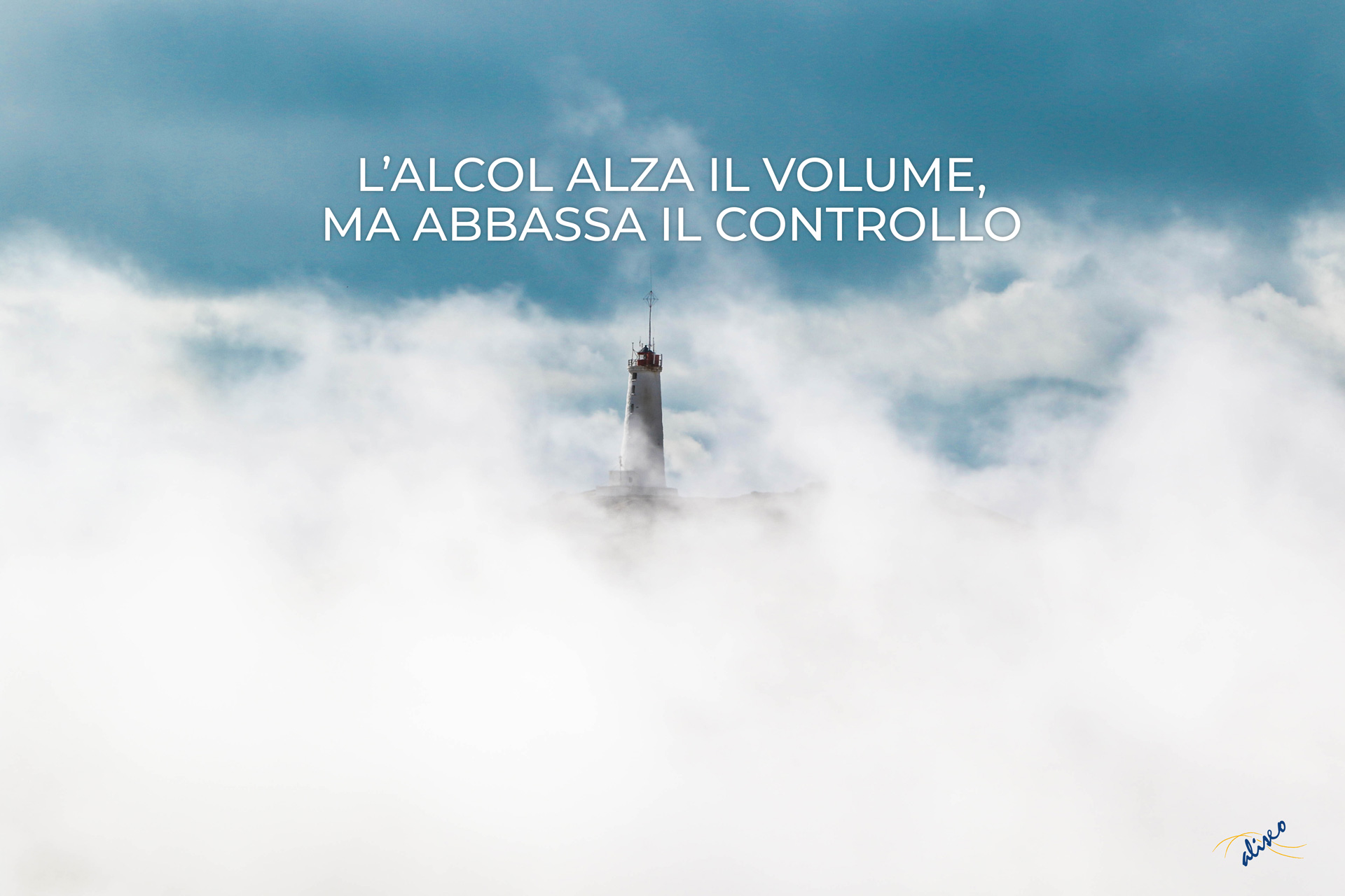 Un faro immerso nella nebbia, simbolo di come l’alcol offuschi percezione, giudizio e capacità di valutare le situazioni Un faro immerso nella nebbia, simbolo di come l’alcol offuschi percezione, giudizio e capacità di valutare le situazioni