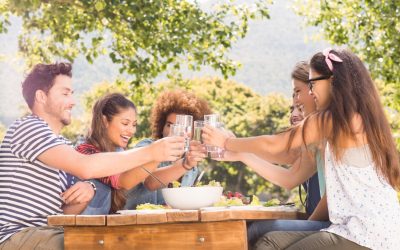 Estate e alcol: perché beviamo di più senza accorgercene?